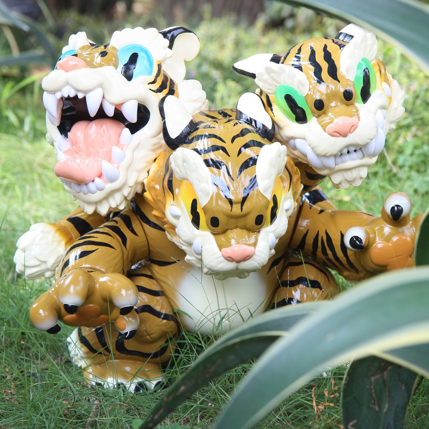 THREE HEADED FIERCE TIGER KOSHOW